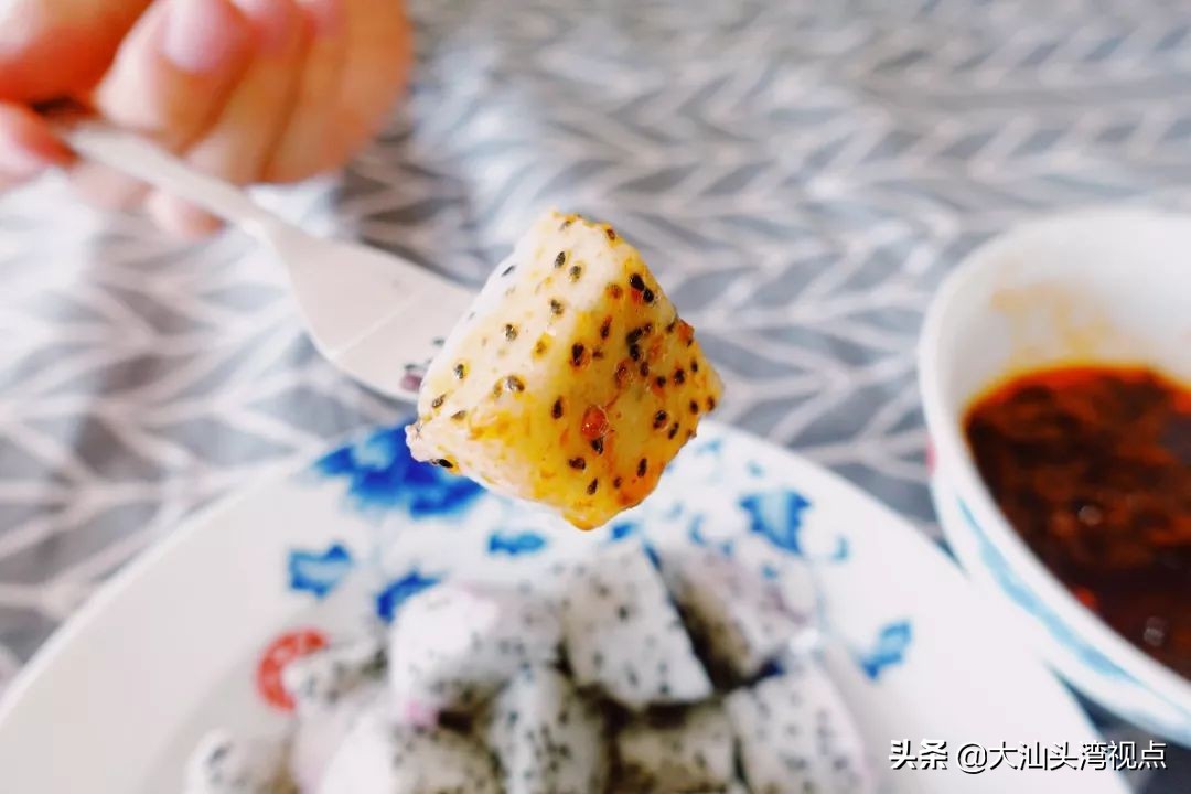 在潮汕，沙茶酱可以蘸一切