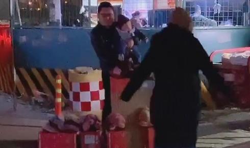 夜市上“艰辛奶爸”带娃摆地摊火了，成年人的世界没有容易二字