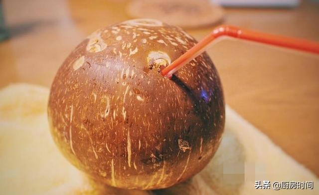 椰子壳上有个小机关，要想吃椰肉，轻轻一动就能完美打开，特方便