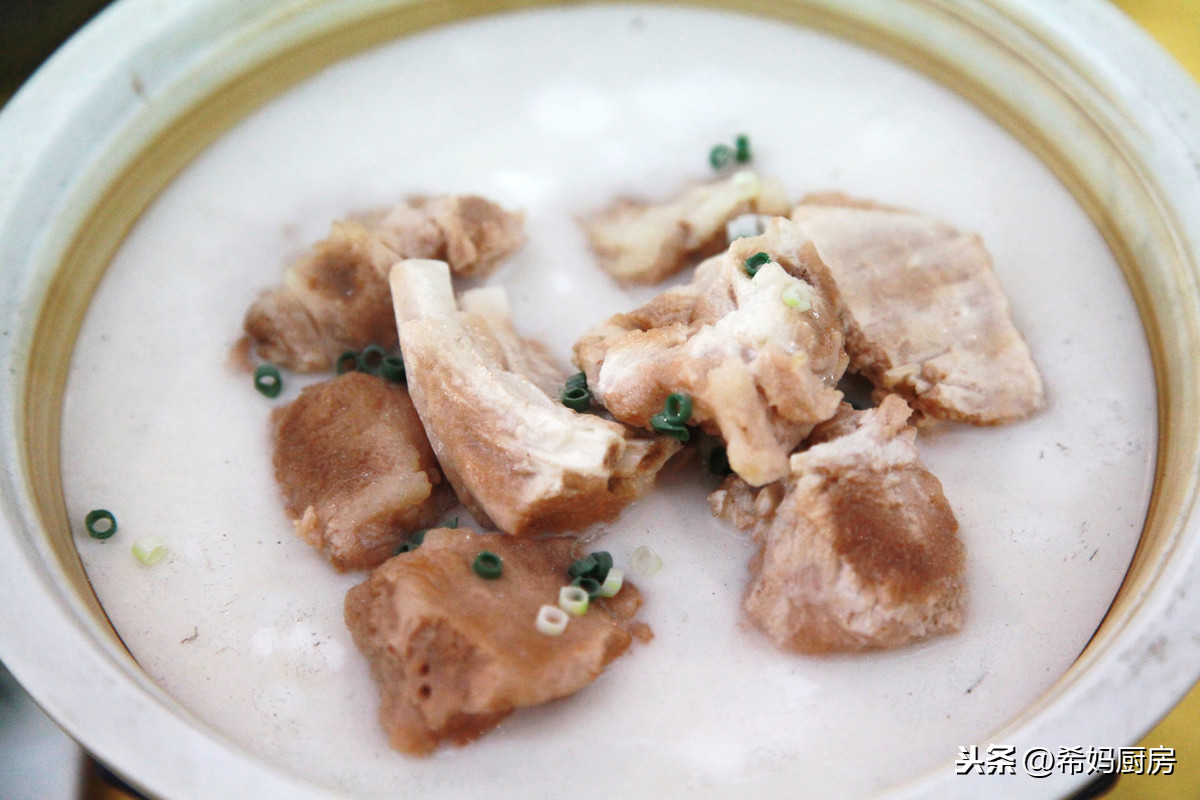 冬天喝羊肉汤暖身，怎么熬成奶白色？教你详细步骤，喝到鼻尖冒汗