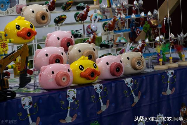 夜市中的玩具地摊，自己的摆摊见闻，说说卖什么玩具比较赚钱？
