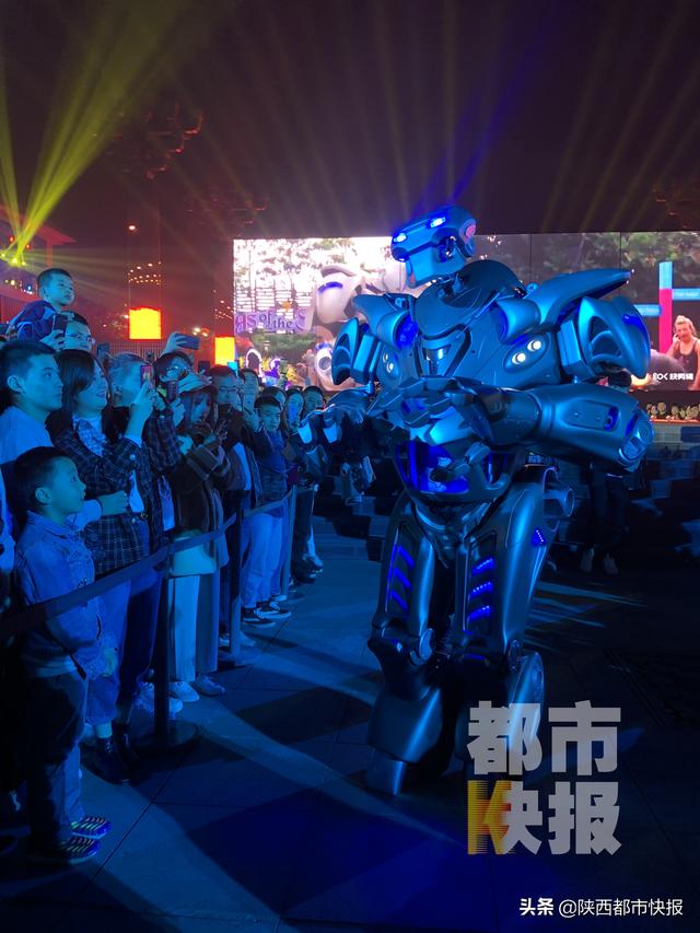网红机器人泰坦现身大唐不夜城 会唱歌会跳舞还能与观众互动