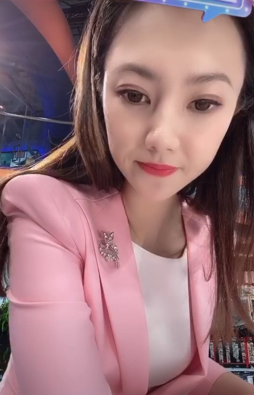 直播新花样？女主持人演播室播新闻，不忘致谢送礼物“大哥”