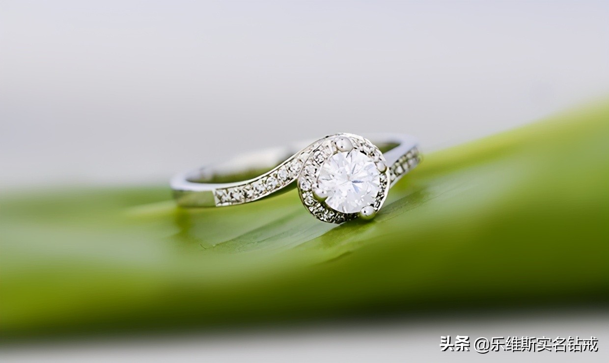 铂金和18K金哪个更有优势？婚戒选哪种材质美观大气？