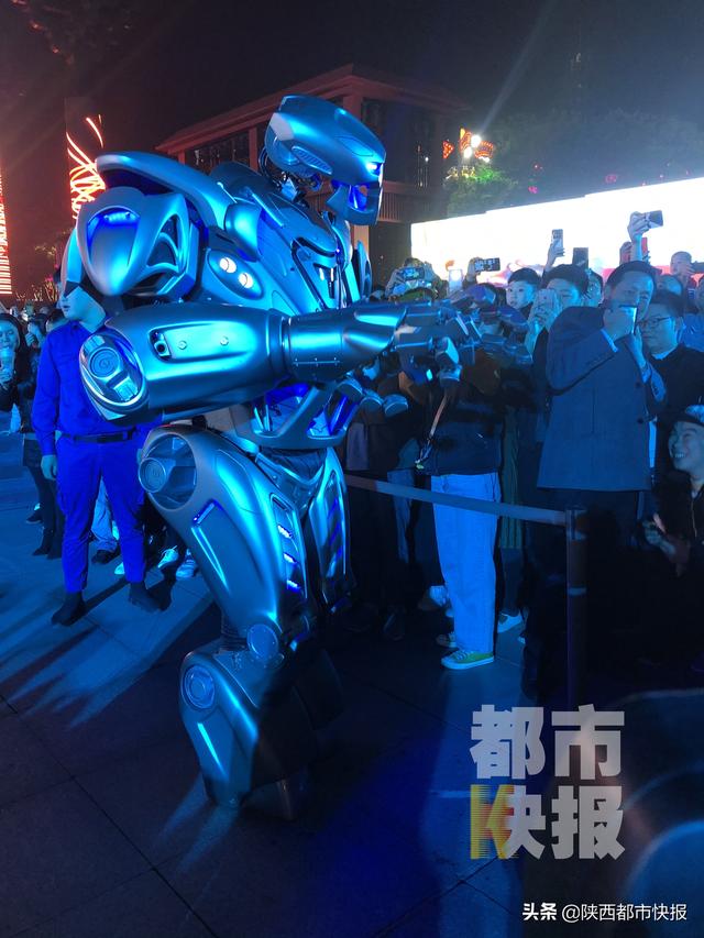 网红机器人泰坦现身大唐不夜城 会唱歌会跳舞还能与观众互动