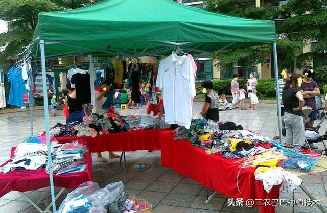 地摊经济很火，农民摆地摊卖什么比较好？