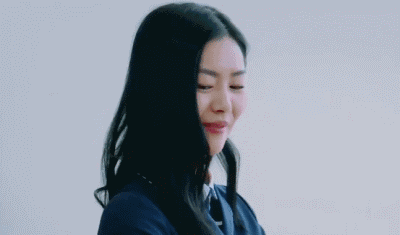 腰包只系在腰间太单调，不如换种时髦的背法