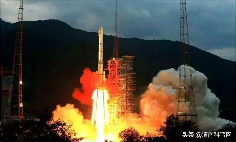 为什么我们在地球上看不到月球背面？原因竟然是……