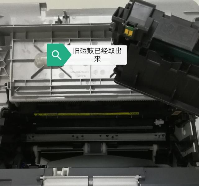 惠普HP-1000系列激光打印机换新硒鼓方法