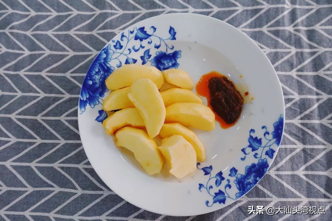 在潮汕，沙茶酱可以蘸一切