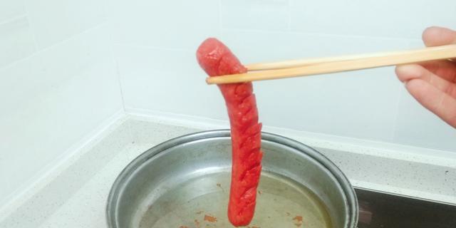 街边3元一个的烤肠，教你在家做，太香了，孩子每天都想吃