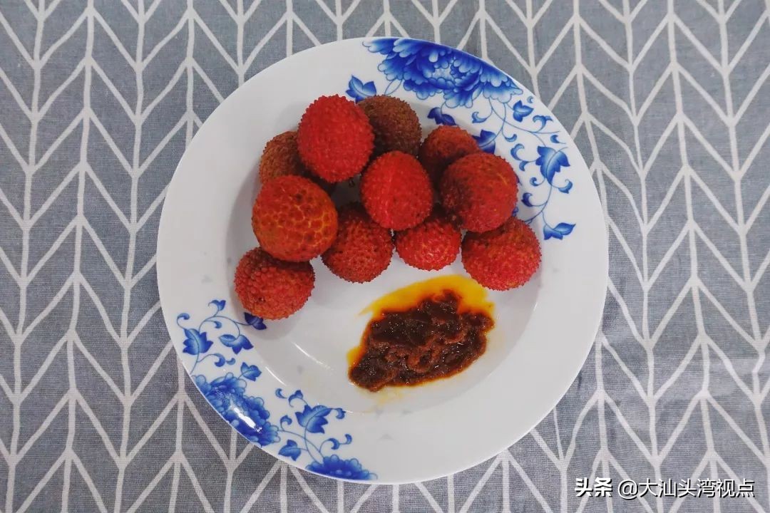 在潮汕，沙茶酱可以蘸一切