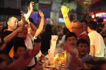 又到了甩开膀子撸串的季节，平顶山最全的烧烤夜市都在这里啦！