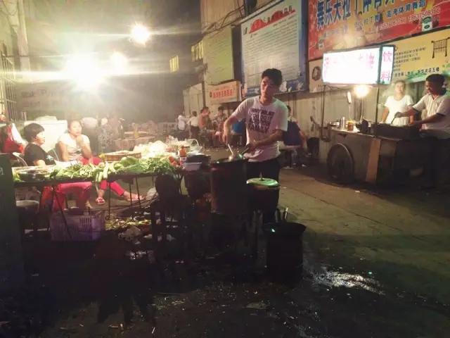 又到了甩开膀子撸串的季节，平顶山最全的烧烤夜市都在这里啦！