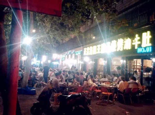 又到了甩开膀子撸串的季节，平顶山最全的烧烤夜市都在这里啦！