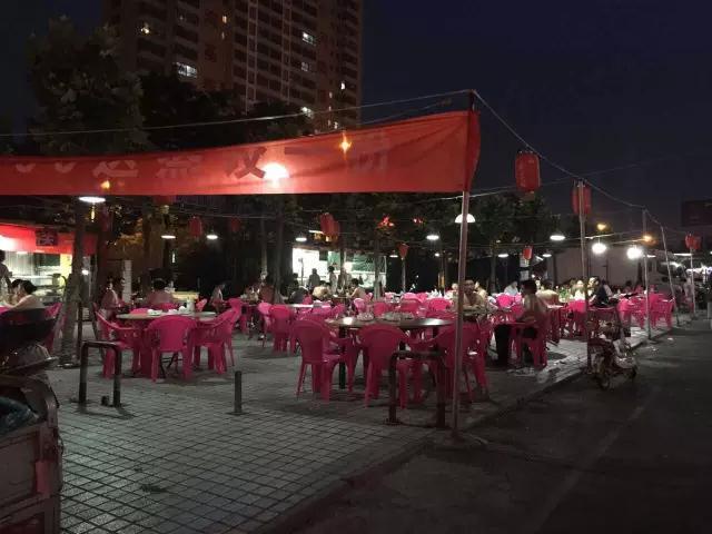 又到了甩开膀子撸串的季节，平顶山最全的烧烤夜市都在这里啦！