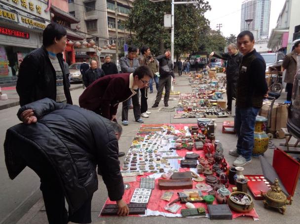 90后女生摆地摊日赚4000，全民地摊时代来了？