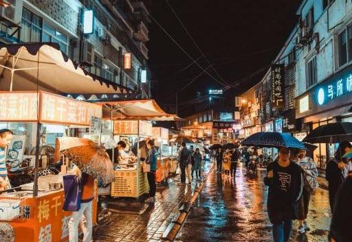 90后小伙夜市卖“稀罕小吃”，10元1份，1天卖100份，味道美极了