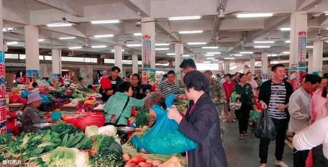 地摊经济合法了，摆地摊适合做什么项目？推荐6种投入小却很赚钱