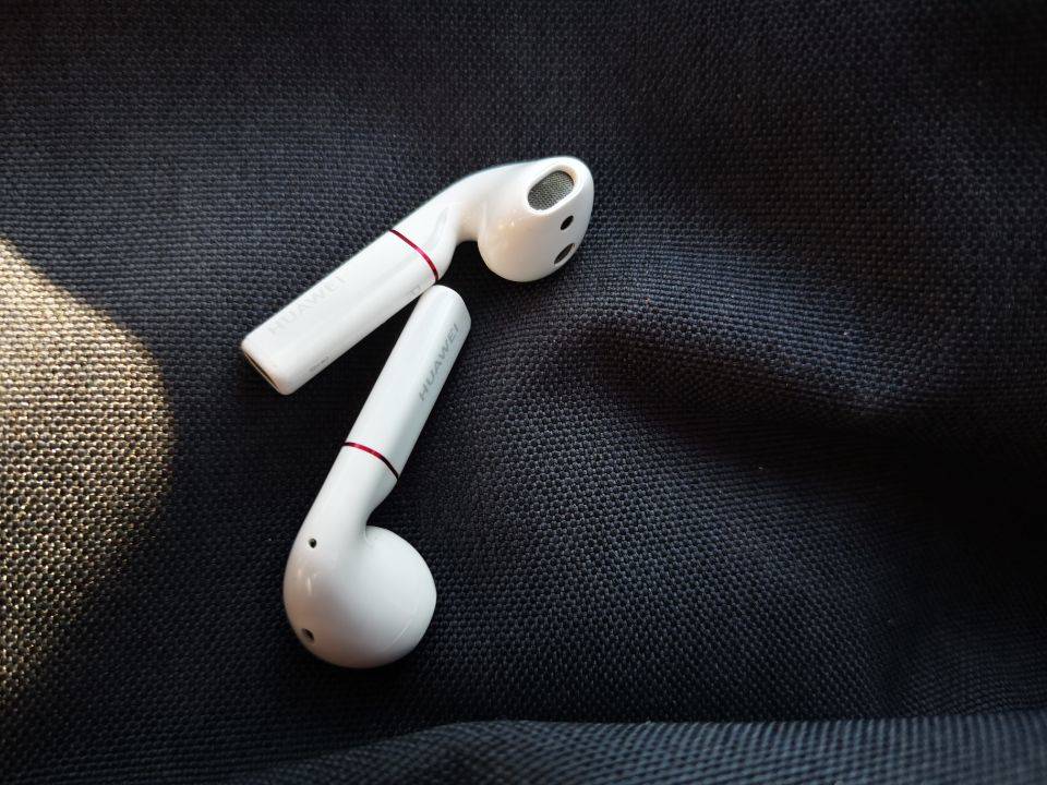 如果手持荣耀手环5的话，可以试试用它控制手机音乐播放和拍照