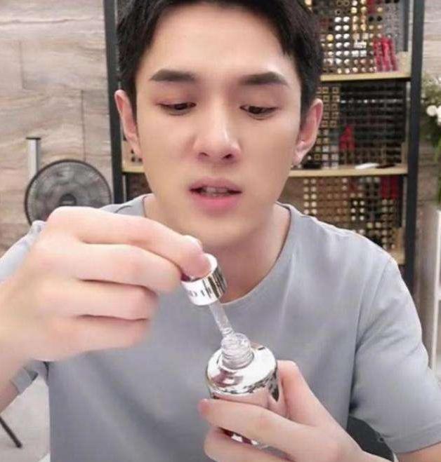 最近一款“变态”精华液火了，美白还淡斑，用后暗沉肌肤变白了