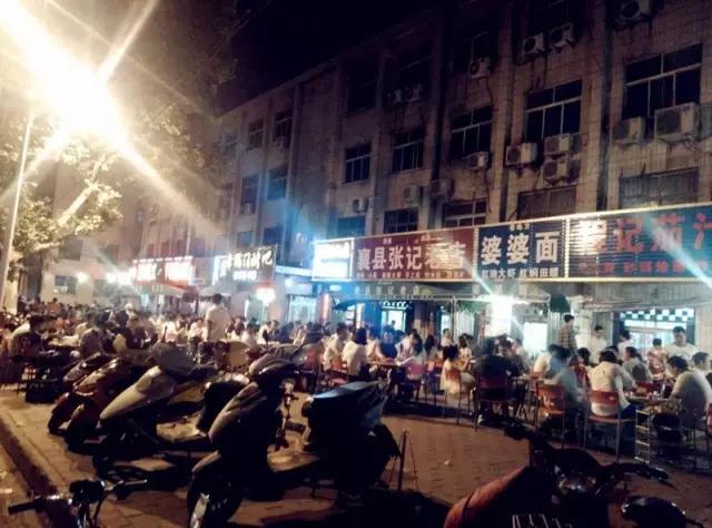 又到了甩开膀子撸串的季节，平顶山最全的烧烤夜市都在这里啦！