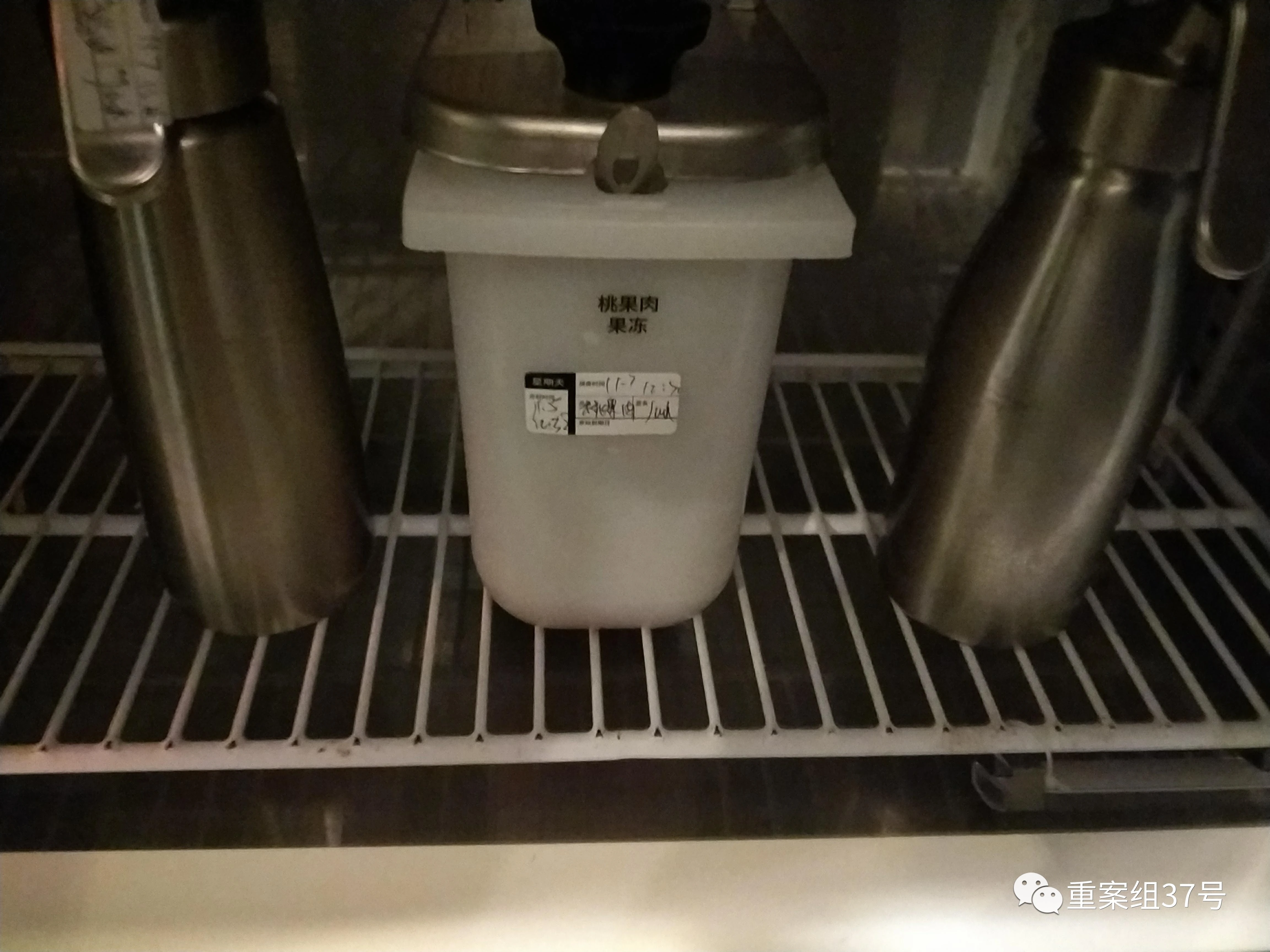 全球知名咖啡品牌星巴克：过期抹茶液反复用，食材过期前十分钟换标签，报废糕点再上架，吧台毛巾擦垃圾桶