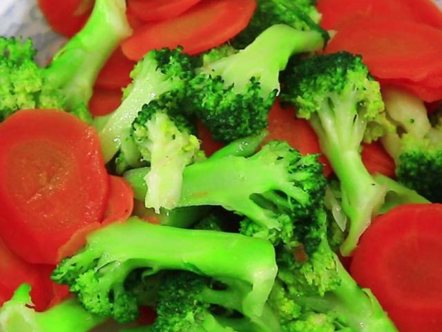 炒西兰花，有人直接炒、有人先焯水，都错了！教你正确做法，真香