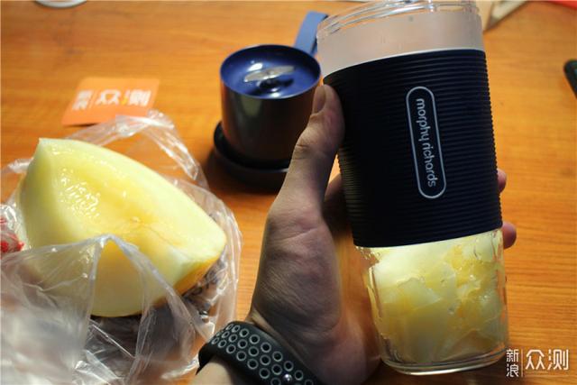 摩飞便携榨汁杯，把美味揣进口袋