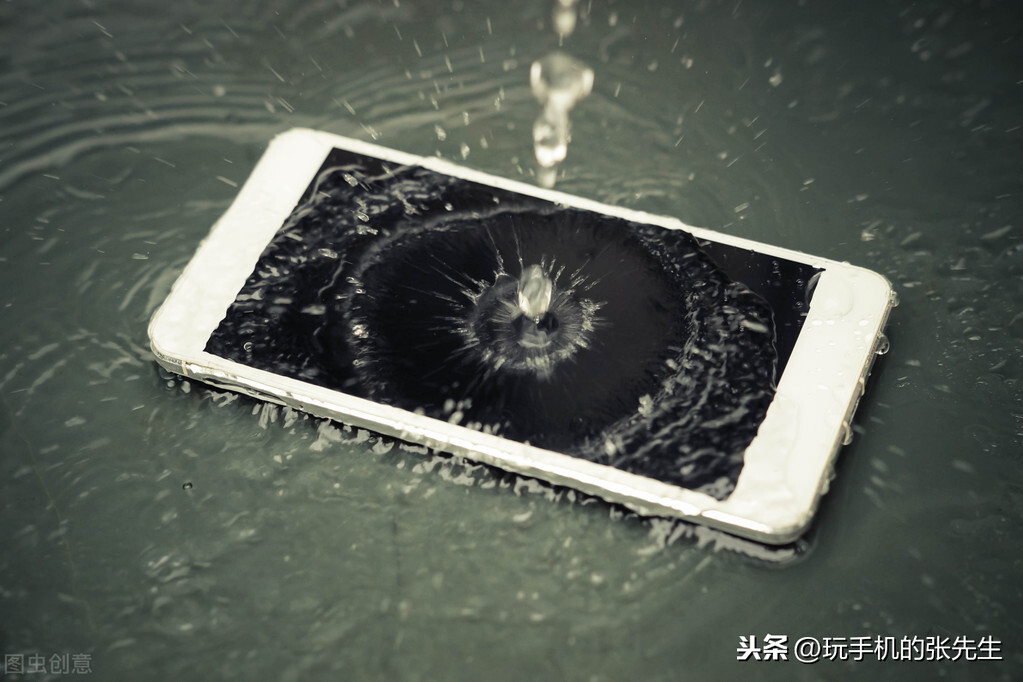 手机进水后黑屏，该怎么办？切忌做这几件事