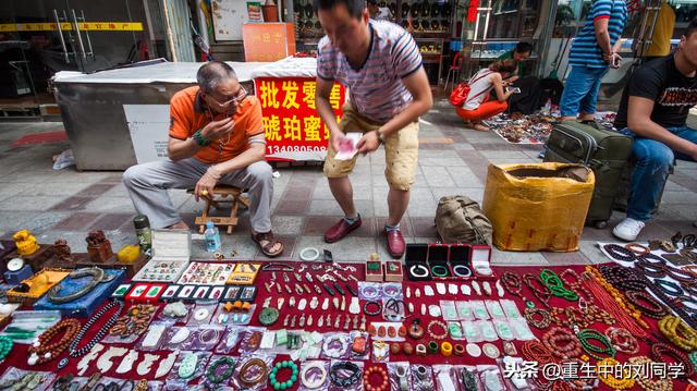 夜市中的玩具地摊，自己的摆摊见闻，说说卖什么玩具比较赚钱？