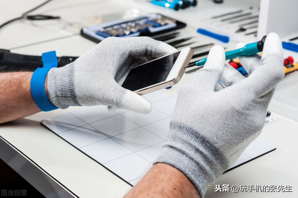 手机进水后黑屏，该怎么办？切忌做这几件事