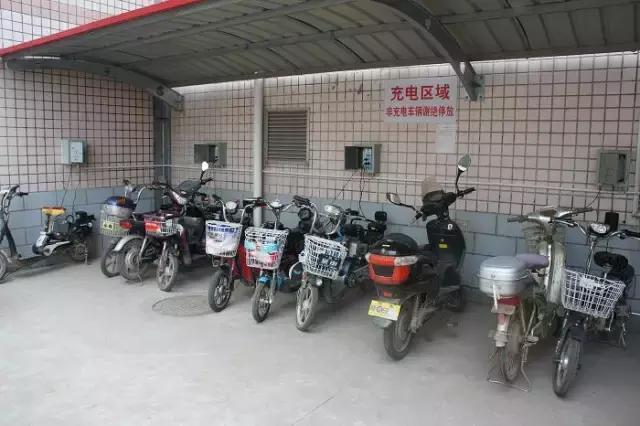 电动车充电，长时间不拔充电器有什么影响？修车师傅告诉你！