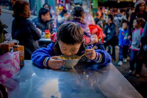 别做麻辣烫烧烤了，这4种夜市地摊小吃好吃易做竞争小，不赚都难