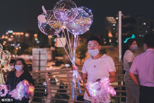 要去摆地摊了，卖点什么好呢？这些地摊货更易赚钱