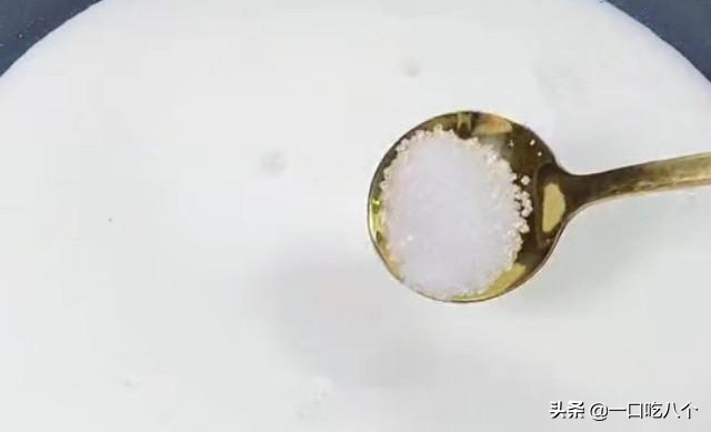 楼下陈大妈摆地摊一年赚30万，夏天摆地摊卖这个最合适不过了！