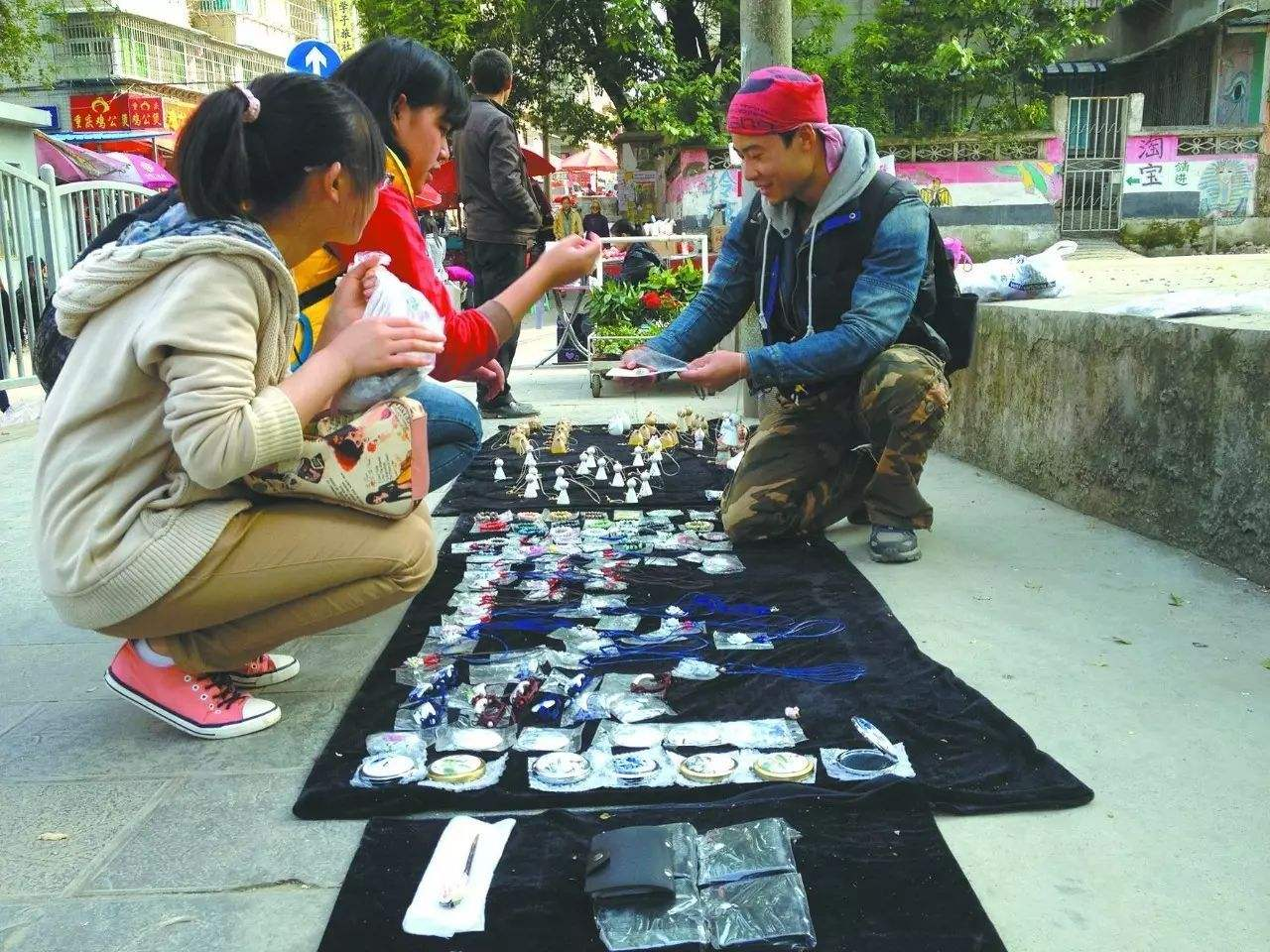 推荐一个超赚钱的项目，2020年轻松月入过万（看不起的地摊）