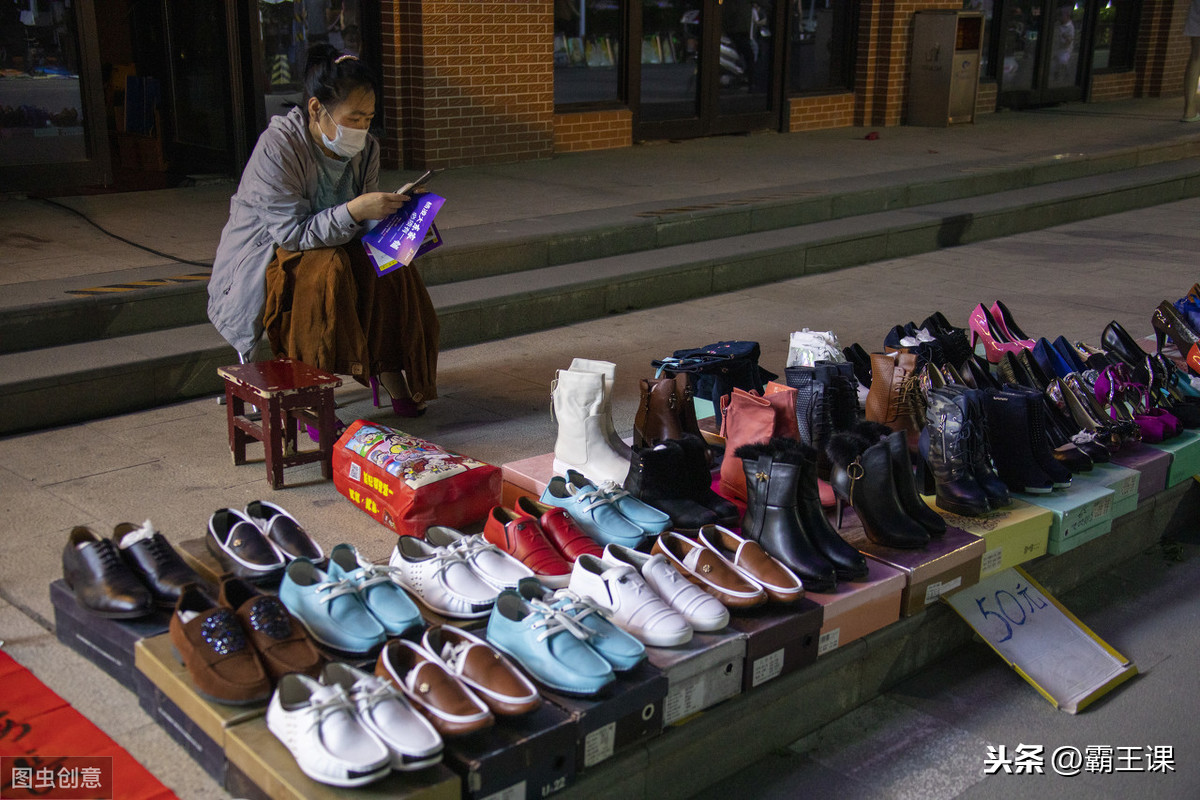 职场人业余时间摆地摊，不知道做什么产品？这6类产品最容易赚钱