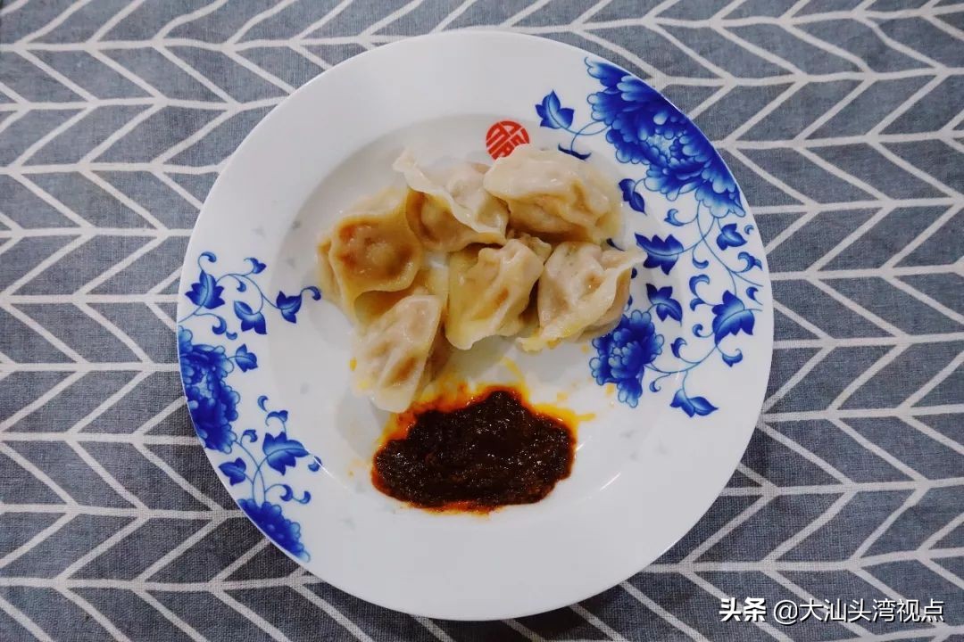 在潮汕，沙茶酱可以蘸一切