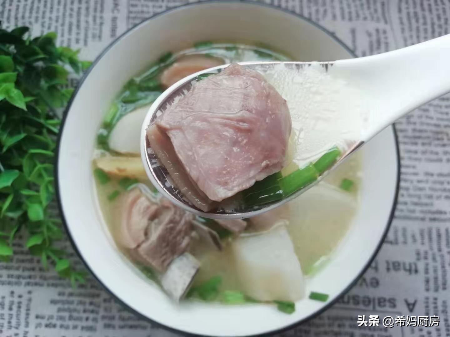 冬天喝羊肉汤暖身，怎么熬成奶白色？教你详细步骤，喝到鼻尖冒汗