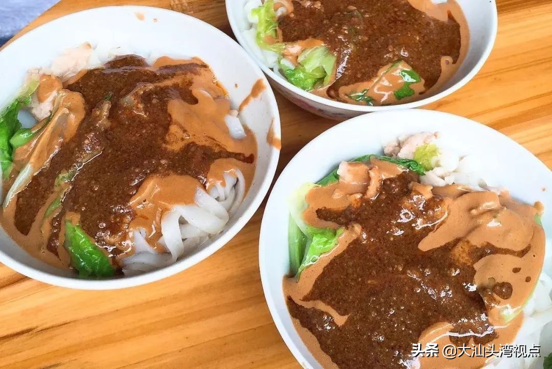 在潮汕，沙茶酱可以蘸一切