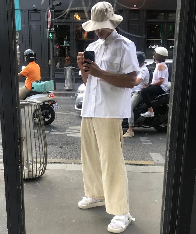 短袖衬衫是时尚界的“黑洞”单品？3种穿搭告诉你，怎么穿最时尚