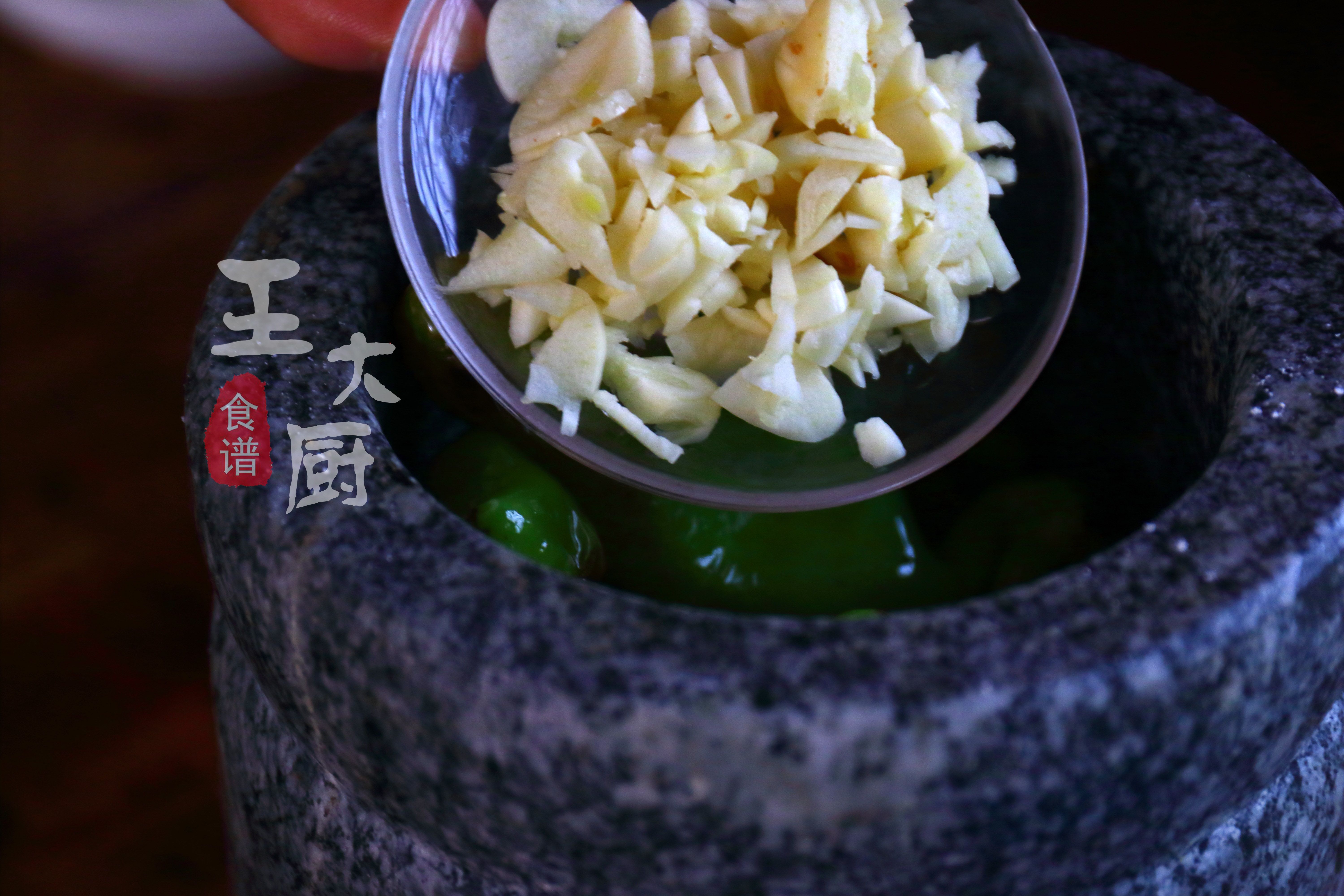 擂辣椒皮蛋的正确做法，美味挡不住，上桌就抢光，吃完还想吃