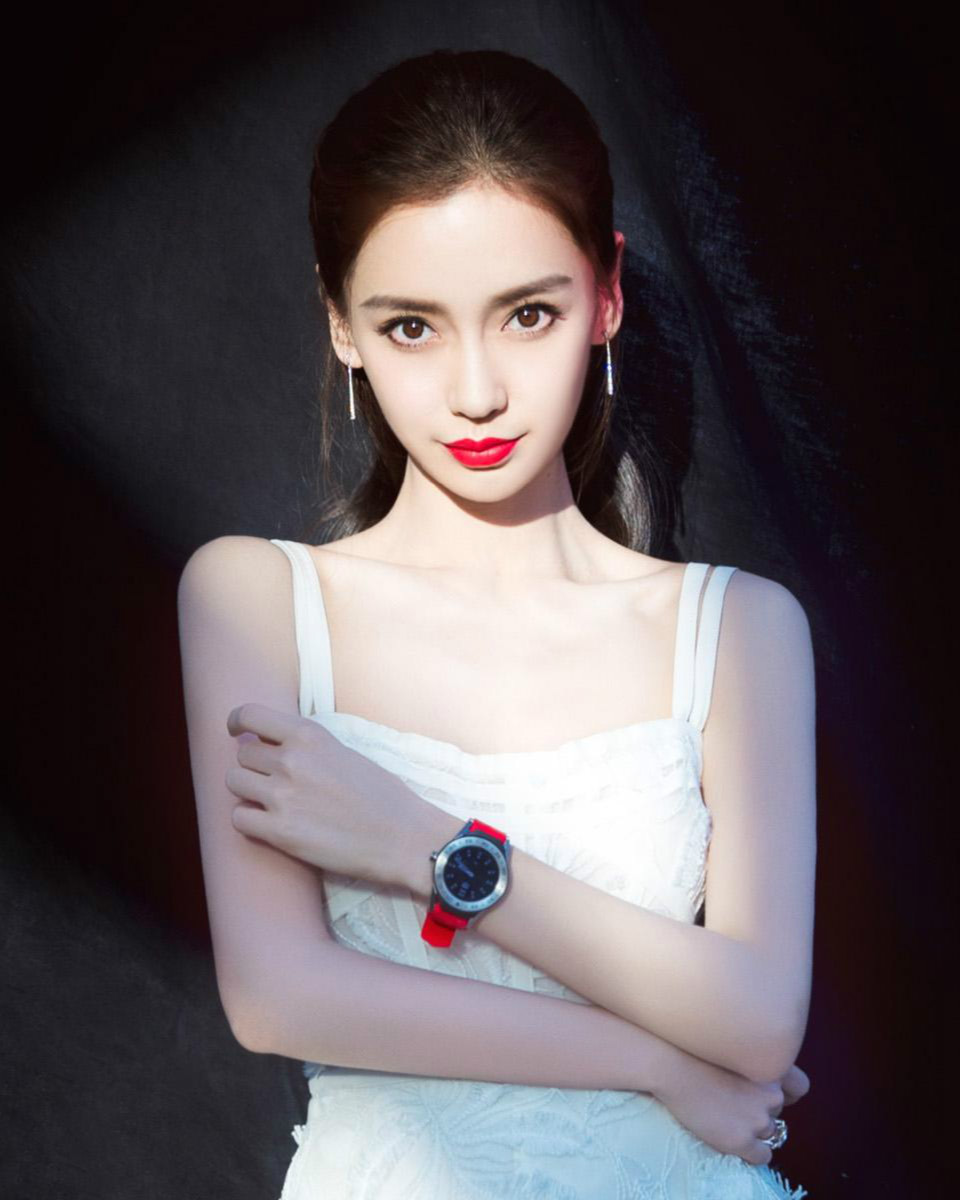 女人肩膀有这3个标志，属于天生“美人肩”，穿露肩衣服会很好看