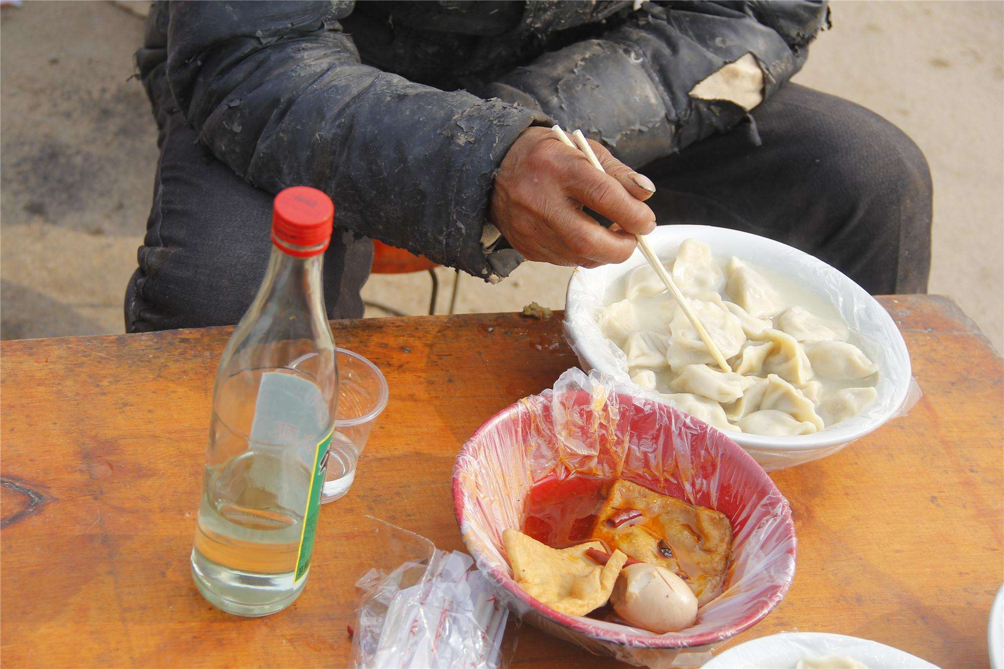 工地上的10元快餐店能赚钱吗？这么便宜能放心吃吗