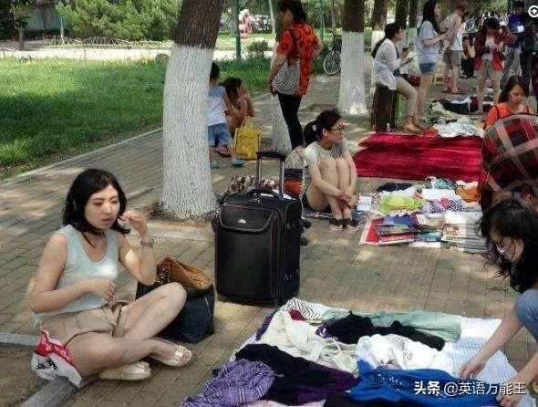 随着全国地摊经济的兴起，现在摆地摊卖什么赚钱最快？
