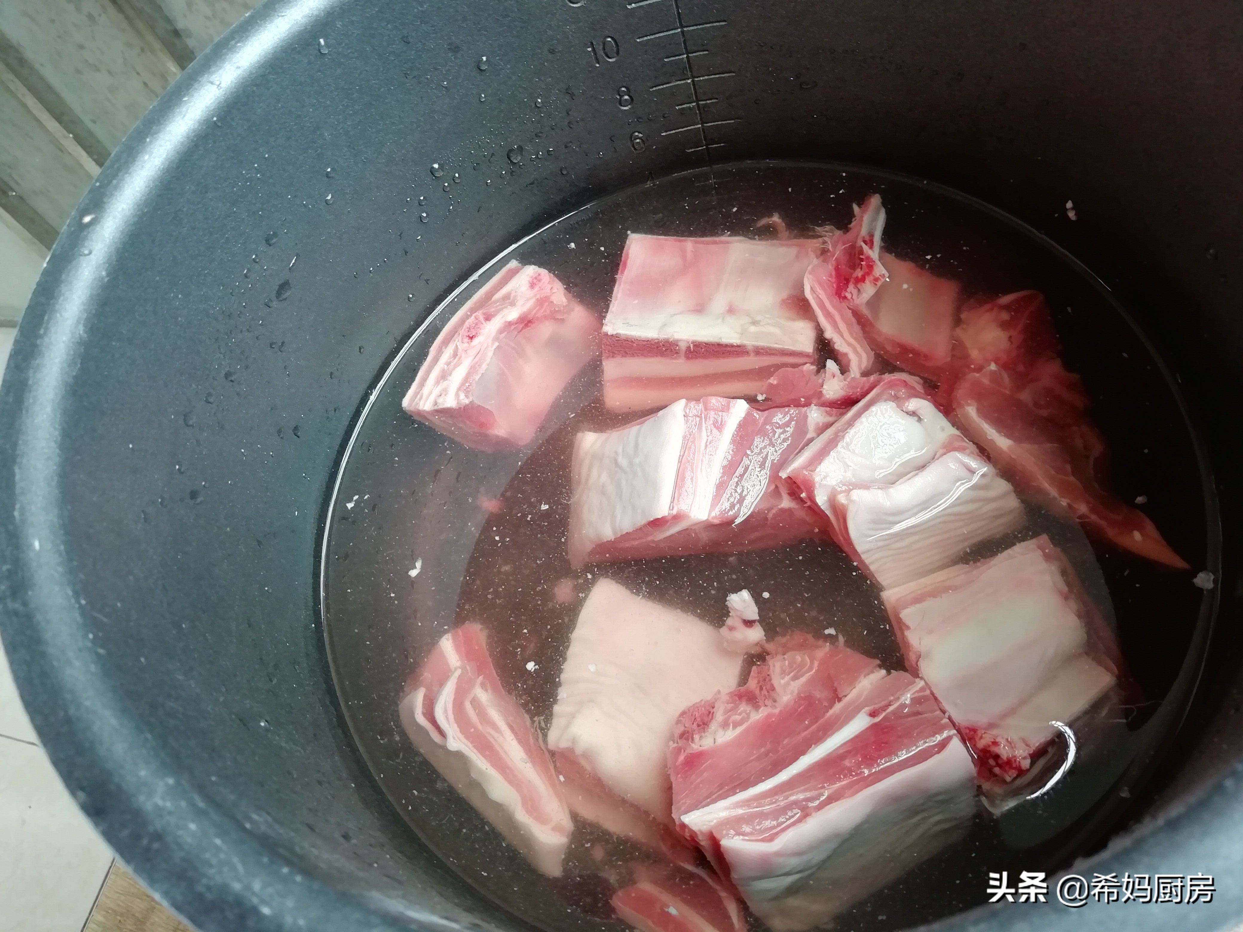 冬天喝羊肉汤暖身，怎么熬成奶白色？教你详细步骤，喝到鼻尖冒汗