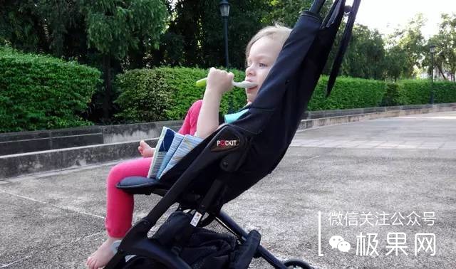可以装进包里的折叠婴儿车，世界这么大不如带娃一起看