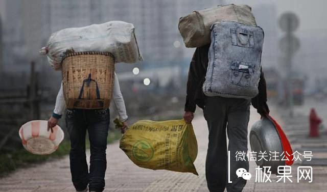 可以装进包里的折叠婴儿车，世界这么大不如带娃一起看