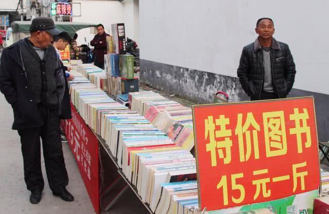 现在摆地摊卖什么比较合适？
